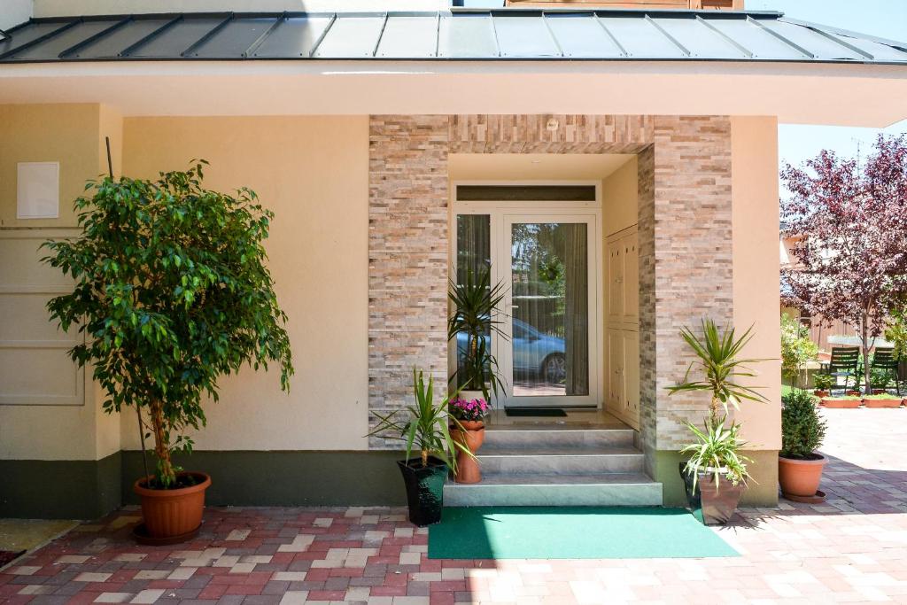 Média Panzió és Apartmanház 4200 Hajdúszoboszló, Pávai-Vajna utca 9 kép - 1