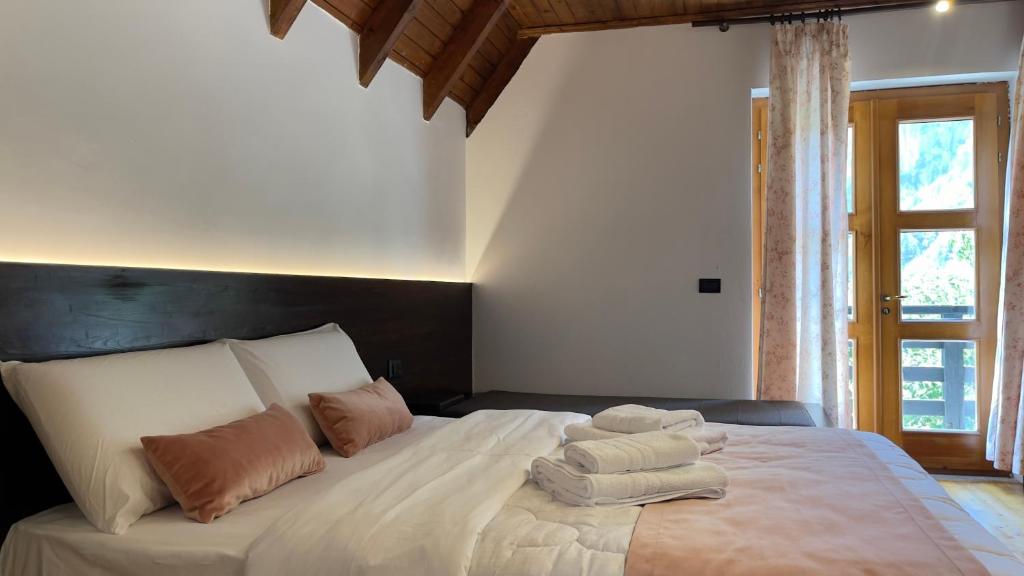 Llit o llits en una habitació de Villa Gjeçaj Guesthouse and Restaurant