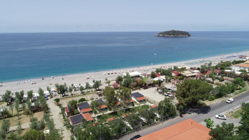 una vista aérea de la playa y del océano en Tropical Suite, en Diamante