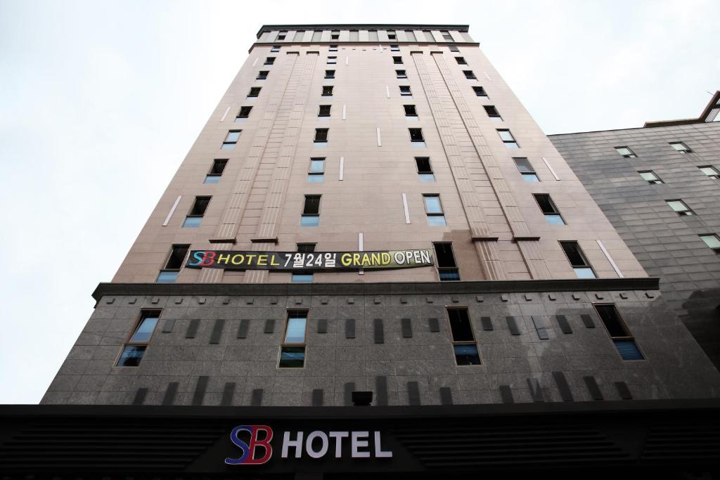 Un palazzo alto con un cartello sopra di Boutique Hotel SB Yeouido a Seul