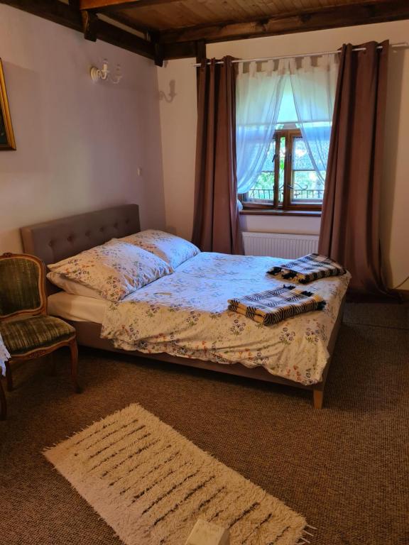 Postel nebo postele na pokoji v ubytování Dworek sw.Antoniego