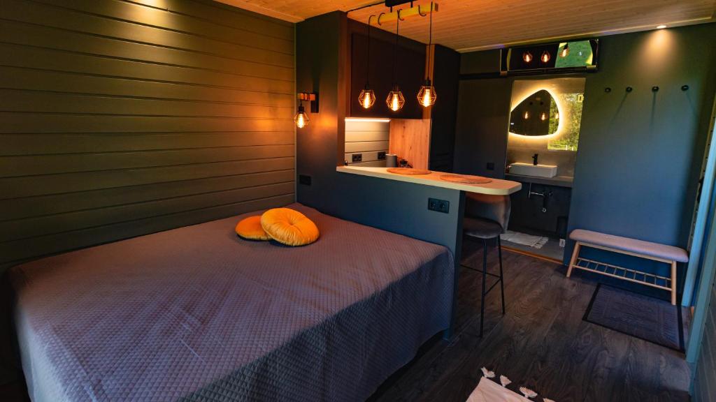 Kleines Zimmer mit einem Bett und einer Küche in der Unterkunft KääraPesa in Vihtra