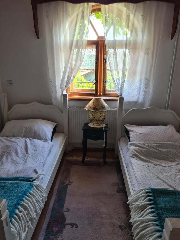 Postel nebo postele na pokoji v ubytování Dworek sw.Antoniego