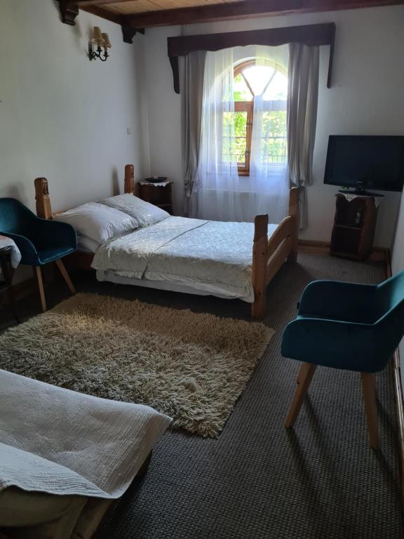 Postel nebo postele na pokoji v ubytování Dworek sw.Antoniego