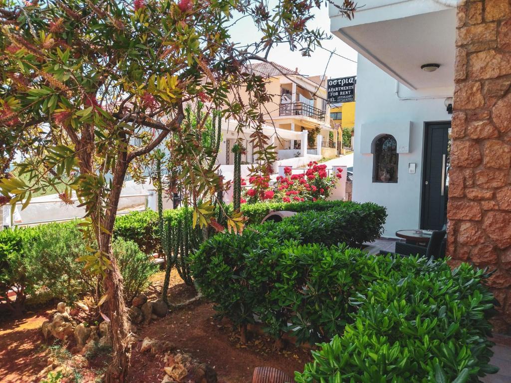 Vonkajšia záhrada v ubytovaní Ostria Apartments Kalives