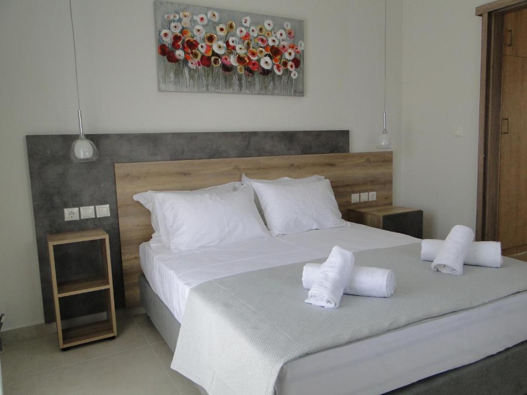波羅斯的住宿－Chrysanthe's Apartments No1，卧室配有带毛巾的大型白色床