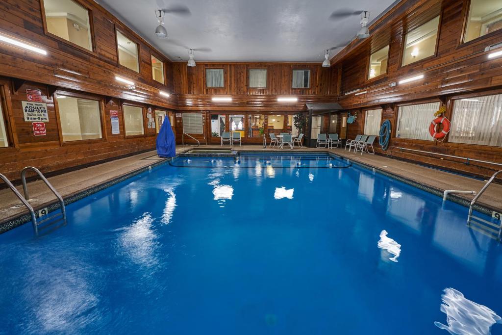Ambassador Inn and Suites - King Room With Pool View (Non-Smoking)