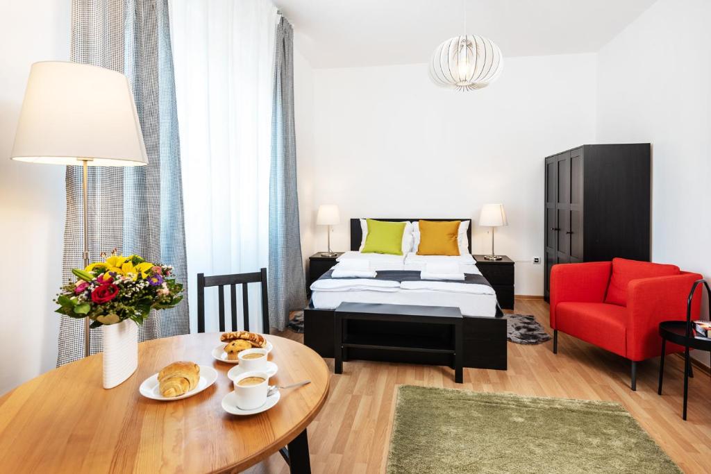 ein Zimmer mit einem Bett und einem Tisch mit Essen darauf in der Unterkunft Studio apartment Financial Park Belgrade in Belgrad