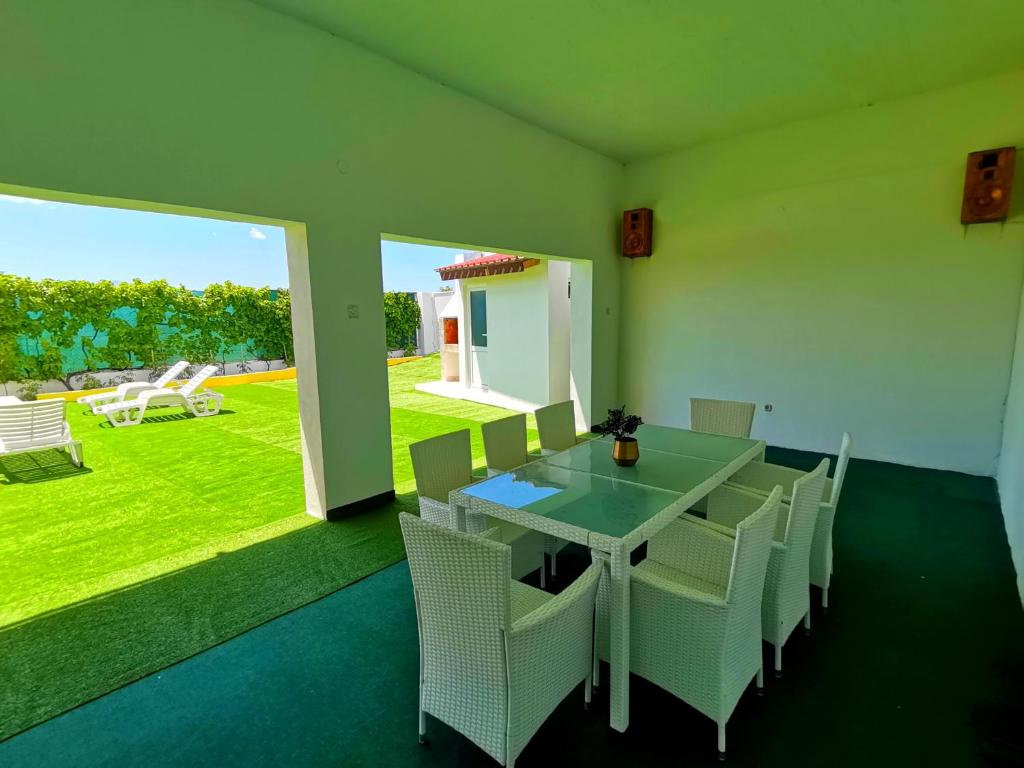 Vonkajšia záhrada v ubytovaní Villa Andy -private yard, swimming pool, panoramic view