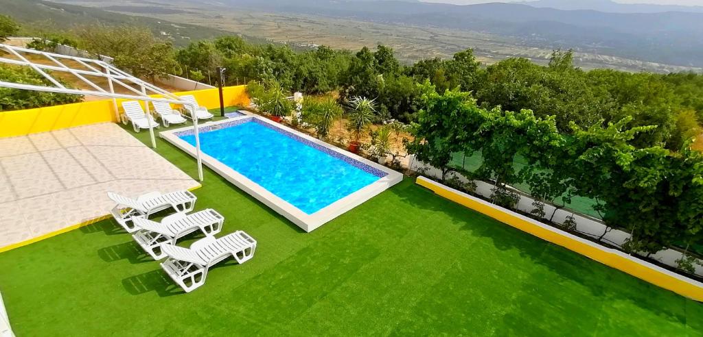 Bazén v ubytovaní Villa Andy -private yard, swimming pool, panoramic view alebo v jeho blízkosti