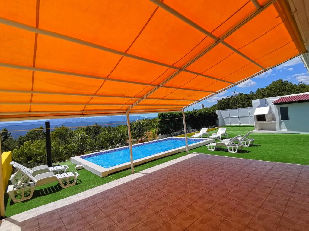 Bazén v ubytovaní Villa Andy -private yard, swimming pool, panoramic view alebo v jeho blízkosti