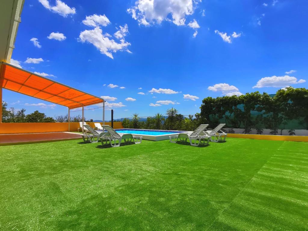 Bazén v ubytovaní Villa Andy -private yard, swimming pool, panoramic view alebo v jeho blízkosti