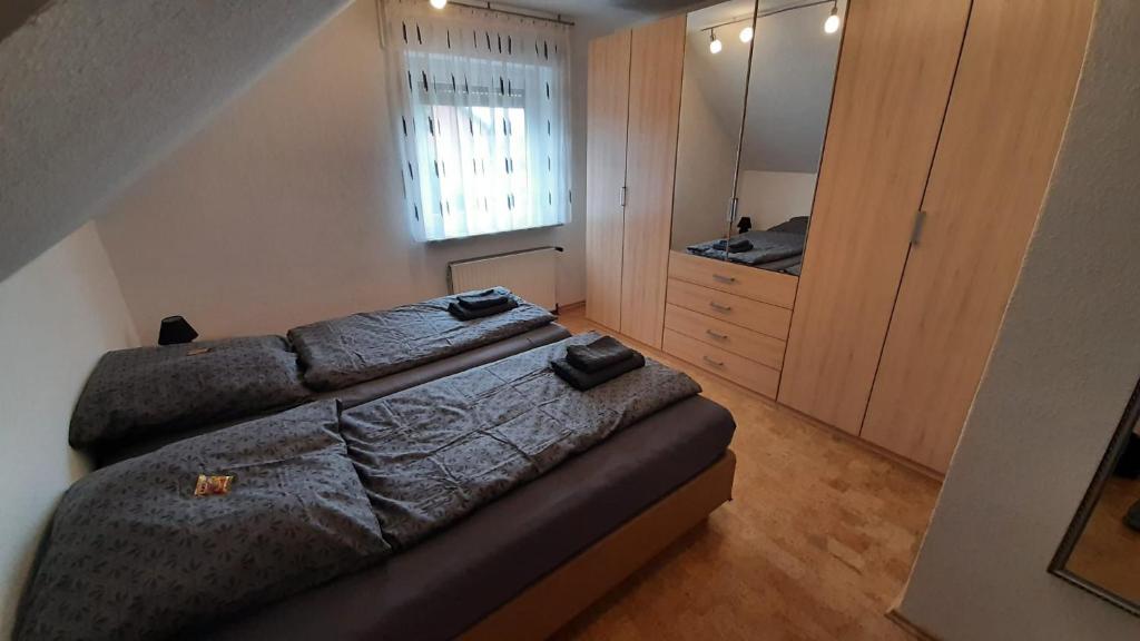 een slaapkamer met een bed en een grote spiegel bij Ferienwohnung Onkel Willi in Telgte