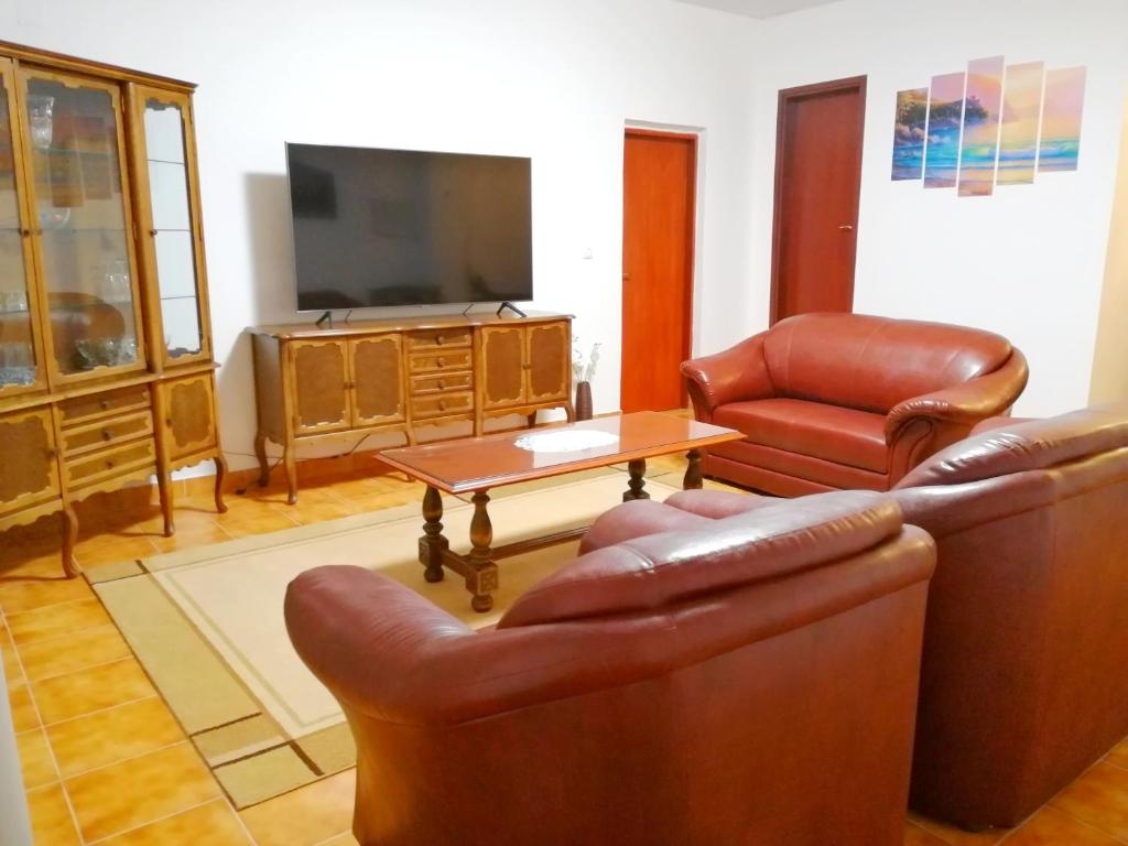 Televízia a/alebo spoločenská miestnosť v ubytovaní Villa Andy -private yard, swimming pool, panoramic view