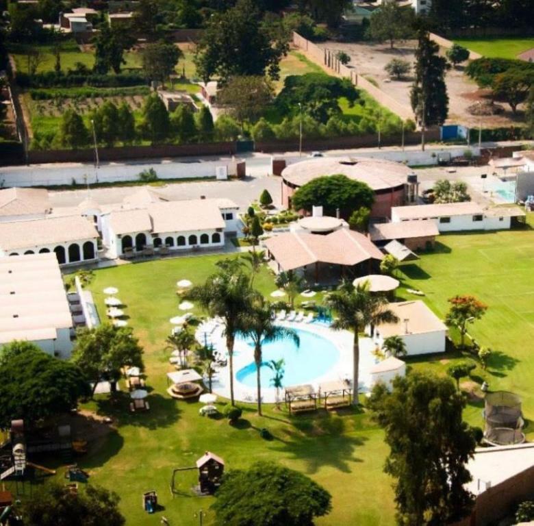 谢内吉亚区VPX Hoteles Cieneguilla的带游泳池的度假村的鸟瞰图