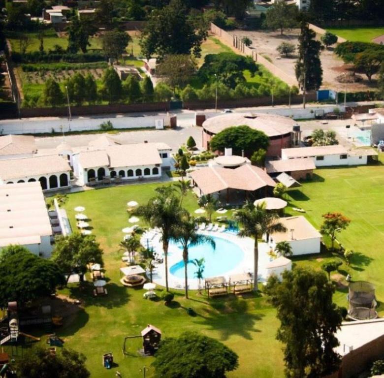 einen Luftblick auf ein Resort mit einem Pool in der Unterkunft VPX CLUB in Cieneguilla