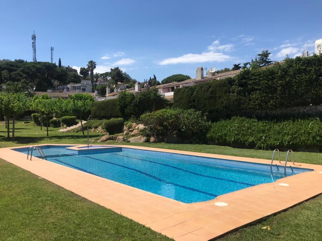 Bazén v ubytování Casita blanca con fibra óptica y piscina cominutaria nebo v jeho okolí