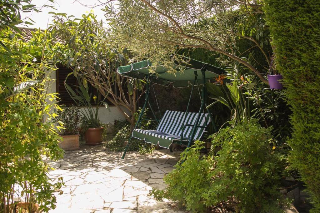 Zahrada ubytování Casita blanca con fibra óptica y piscina cominutaria