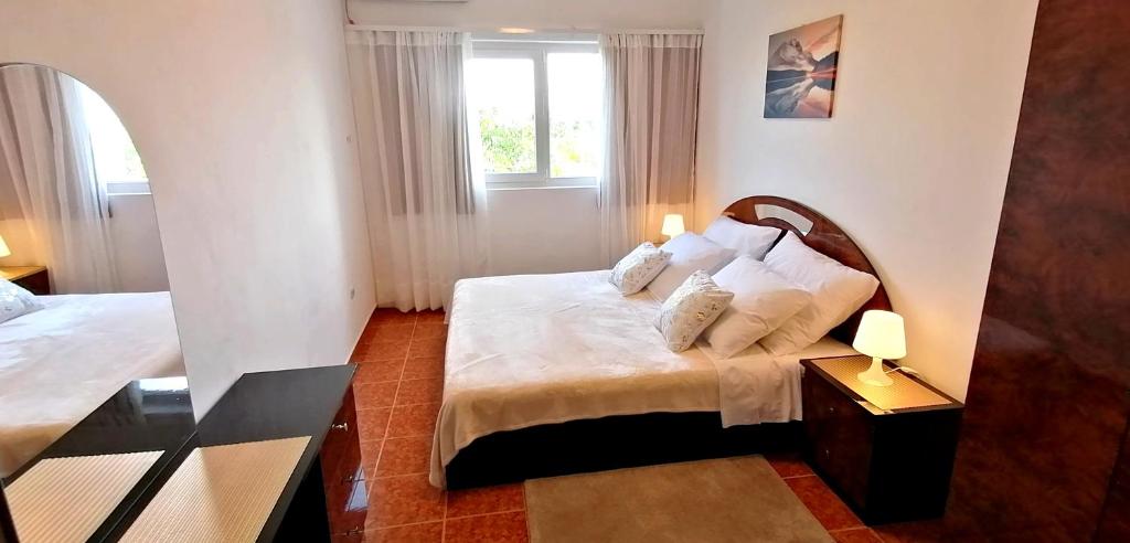 Posteľ alebo postele v izbe v ubytovaní Villa Andy -private yard, swimming pool, panoramic view