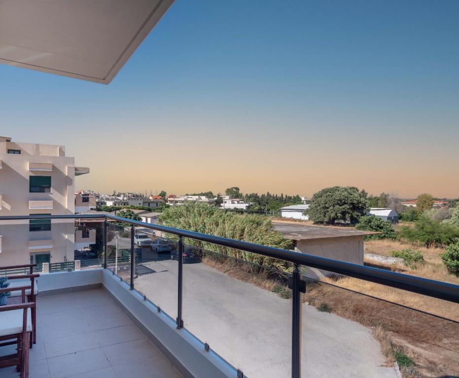 balcón con vistas a la ciudad en Apartment Santa Marina 2, en Rodas
