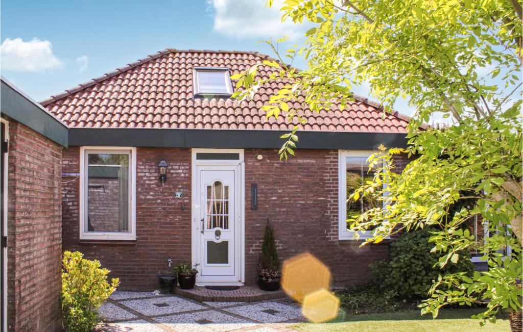 une maison en briques rouges avec une porte blanche dans l'établissement Cozy Home In Herkingen With Wifi, à Herkingen