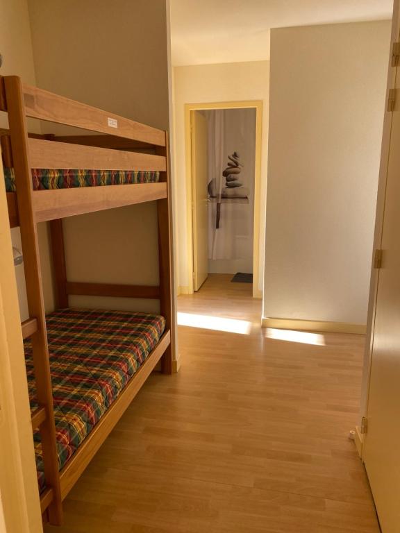 Katil dua tingkat atau katil-katil dua tingkat dalam bilik di Grand appartement hyper centre haut standing