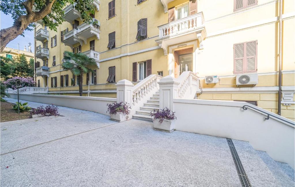 budynek ze schodami i kwiatami przed nim w obiekcie Lovely Apartment In Genova With Wifi w Genui