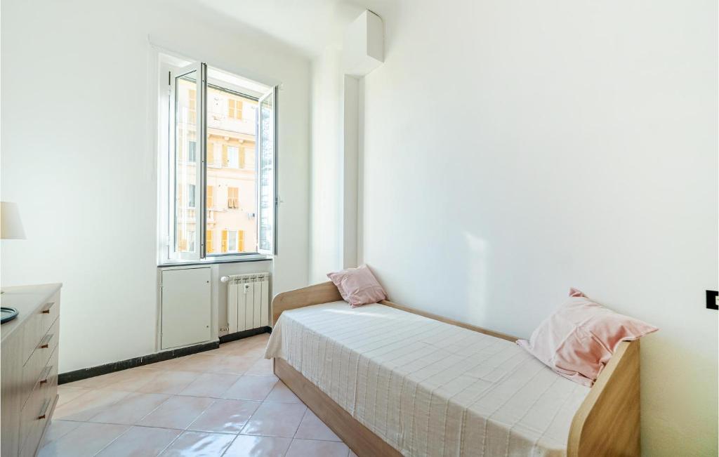mała sypialnia z łóżkiem i oknem w obiekcie Lovely Apartment In Genova With Wifi w Genui