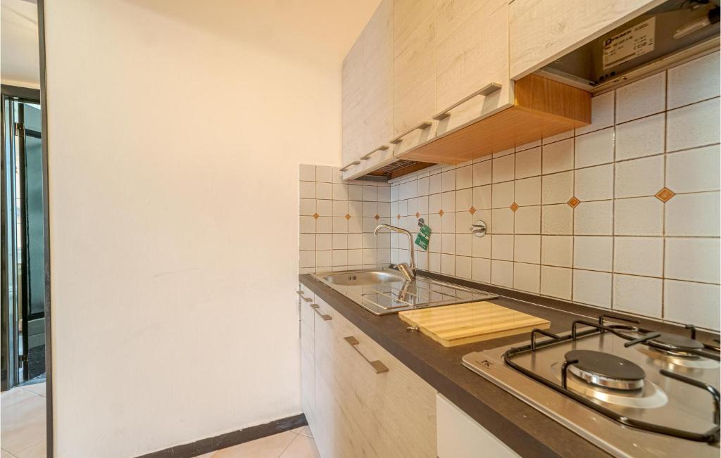 Kuchnia lub aneks kuchenny w obiekcie Lovely Apartment In Genova With Wifi