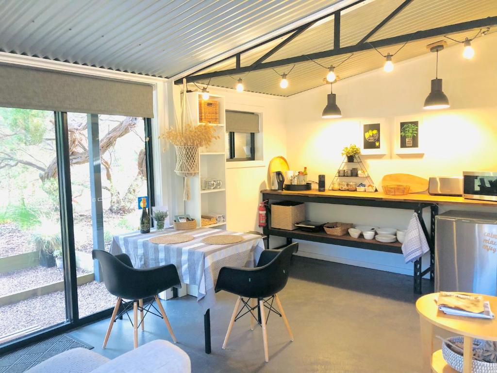 cocina con mesa y sillas en una habitación en Capri Retreat - For Couples, en Saint Andrews Beach