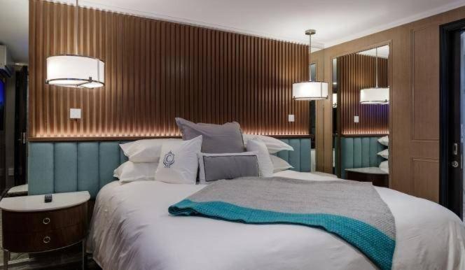 Postel nebo postele na pokoji v ubytování The Carlin Boutique Hotel