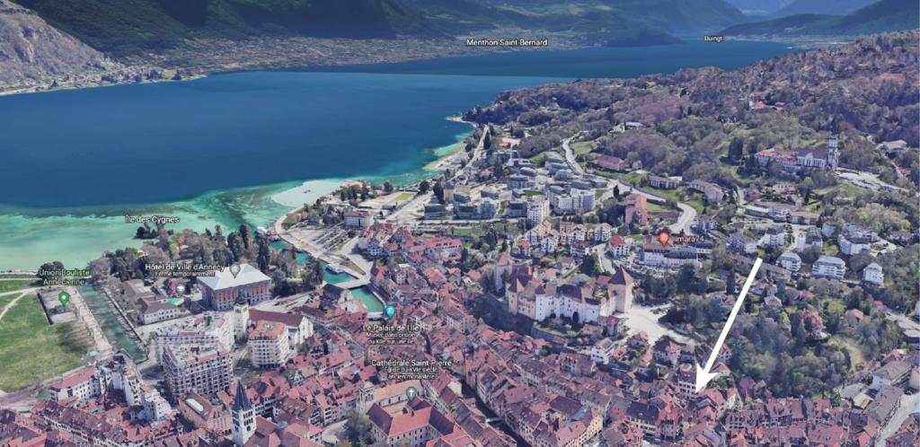 una vista aérea de una ciudad junto a un lago en Coup de Coeur au pied du château - Nice studio ideally located, en Annecy