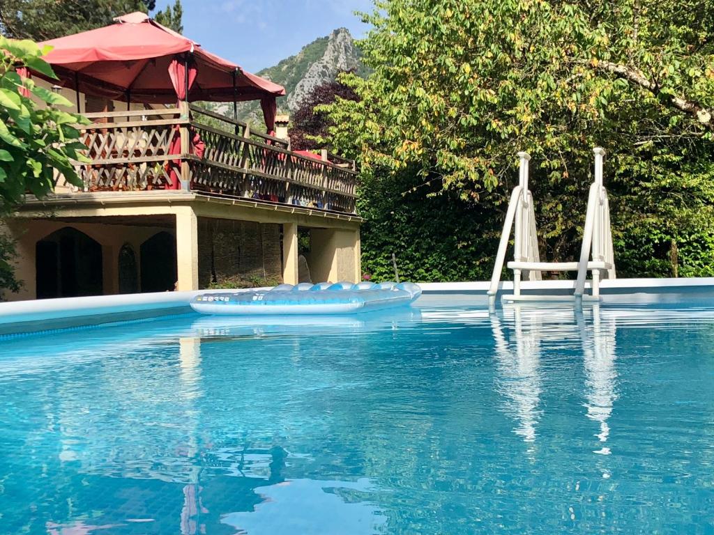 einem Resortpool mit einer Terrasse und einer Poolrutsche in der Unterkunft La Tranquilita in Sospel