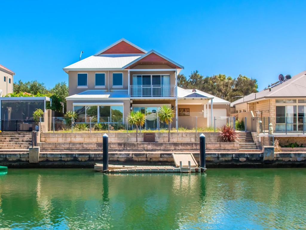"WATERLILY HOUSE" Luxury Canal House in Mandurah Sleeps 14