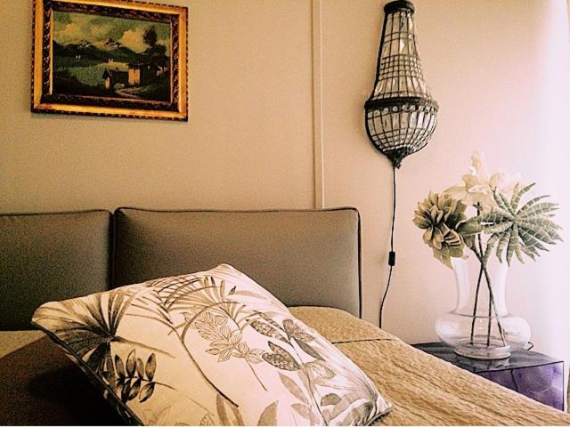 una camera con un letto e una lampada su un tavolo di Casa mia a Palermo