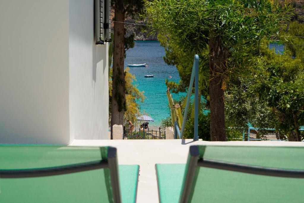 - Balcón con sillas y vistas al océano en Casa olive, en Tolo