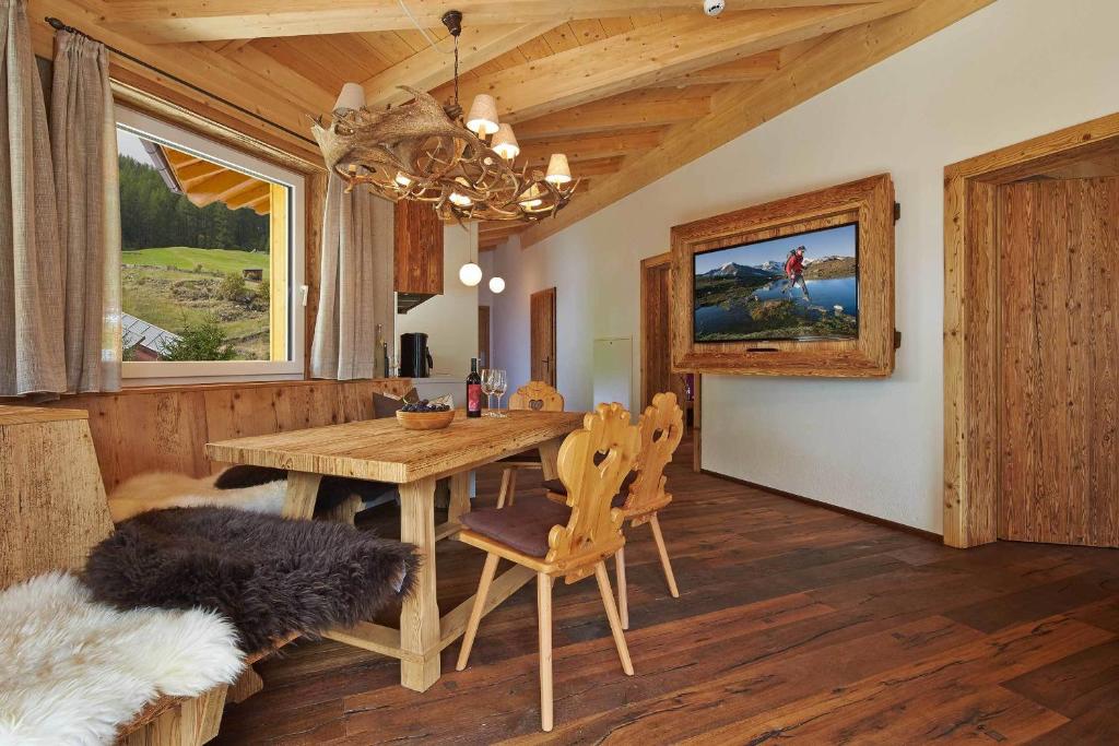 Televízia a/alebo spoločenská miestnosť v ubytovaní Alpendiamond Ski in & Bike Out apartments Top 200, 400 & penthouse 600