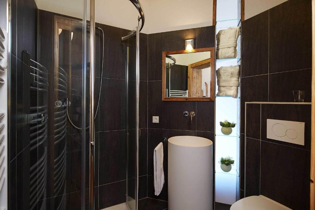 Kúpeľňa v ubytovaní Alpendiamond Ski in & Bike Out apartments Top 200, 400 & penthouse 600