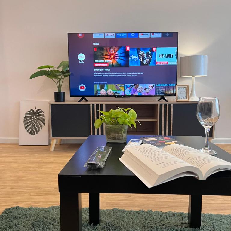 TV a/nebo společenská místnost v ubytování AruSuites Tanjung Aru Kota Kinabalu - Laxzone Suite