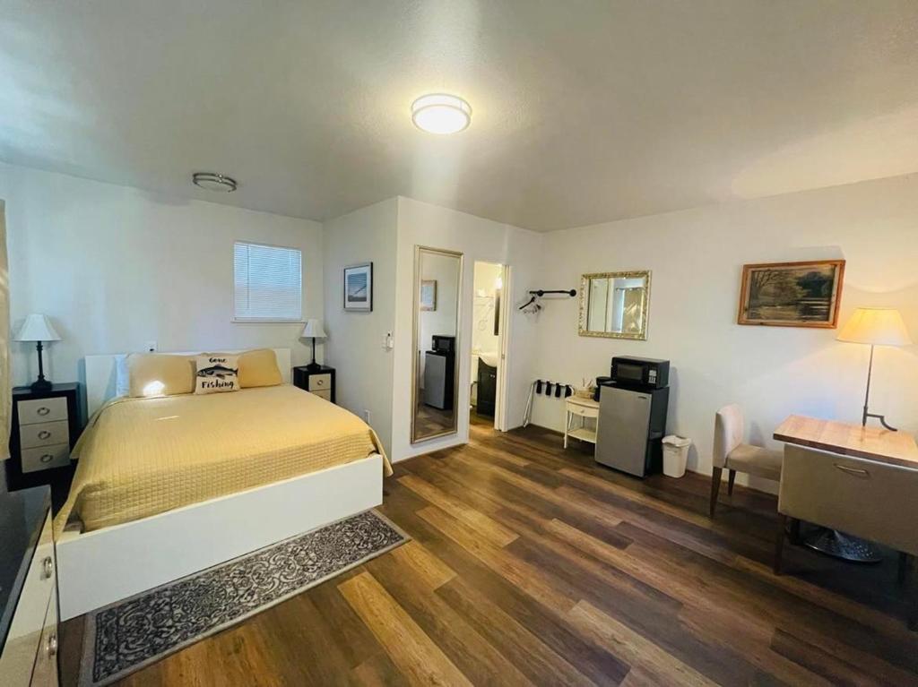 Postel nebo postele na pokoji v ubytování Riverfront Lodging