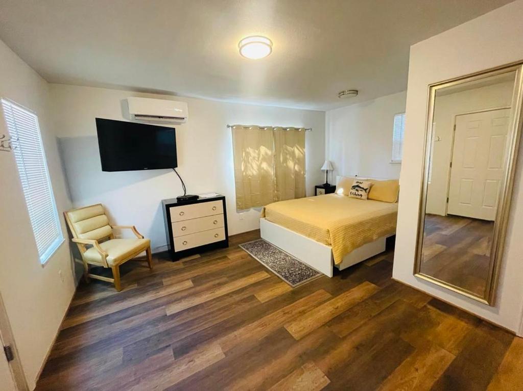 Postel nebo postele na pokoji v ubytování Riverfront Lodging