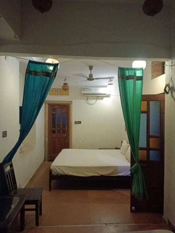 Postel nebo postele na pokoji v ubytování Hotel Janat Heritage