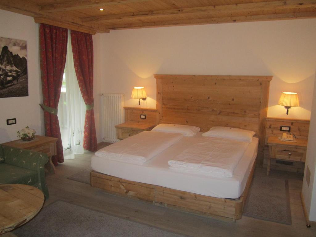 Postel nebo postele na pokoji v ubytování Hotel Corona Krone