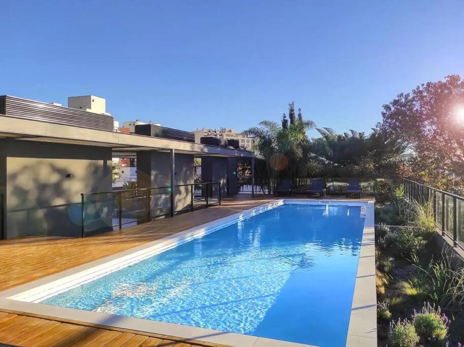 a swimming pool on top of a house at Confortable y luminoso apto. a pasos del mar. in Montevideo