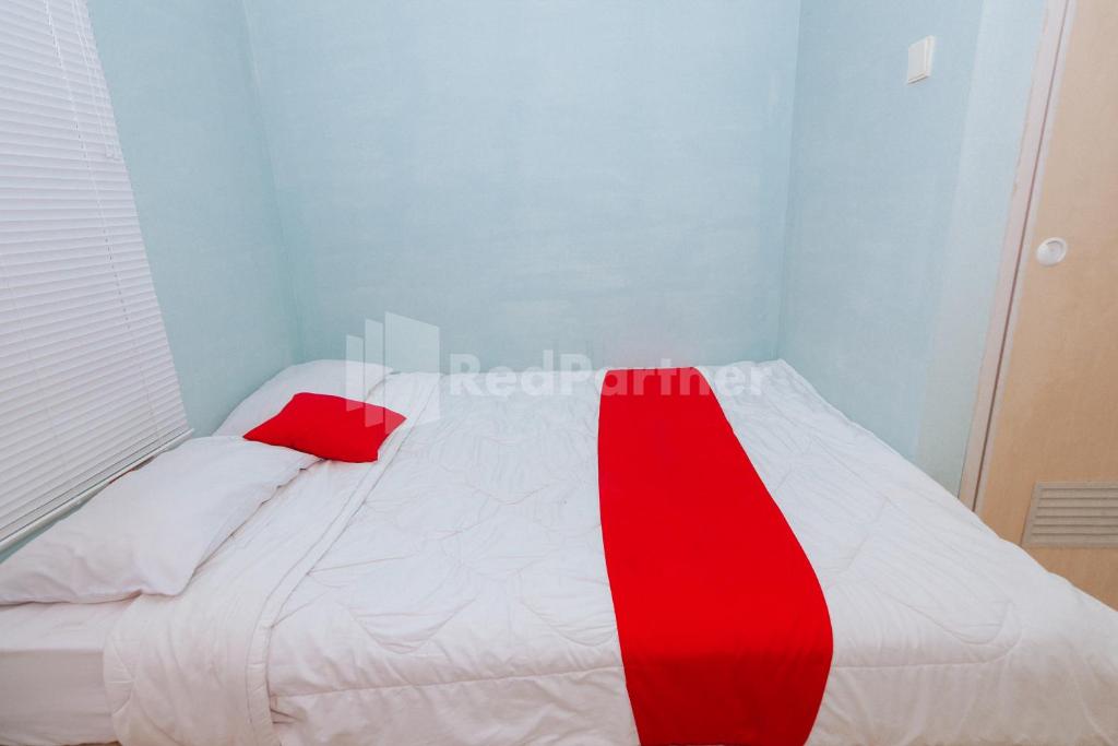 Postel nebo postele na pokoji v ubytování OYO 94494 Krekot Residence Pasar Baru COO Property