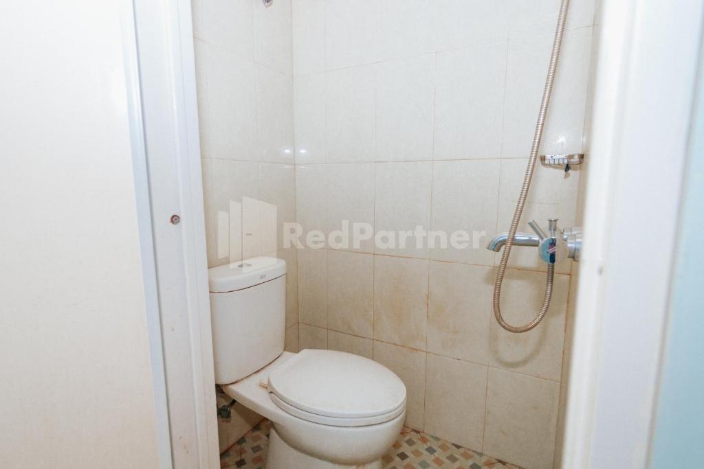 Koupelna v ubytování OYO 94494 Krekot Residence Pasar Baru COO Property