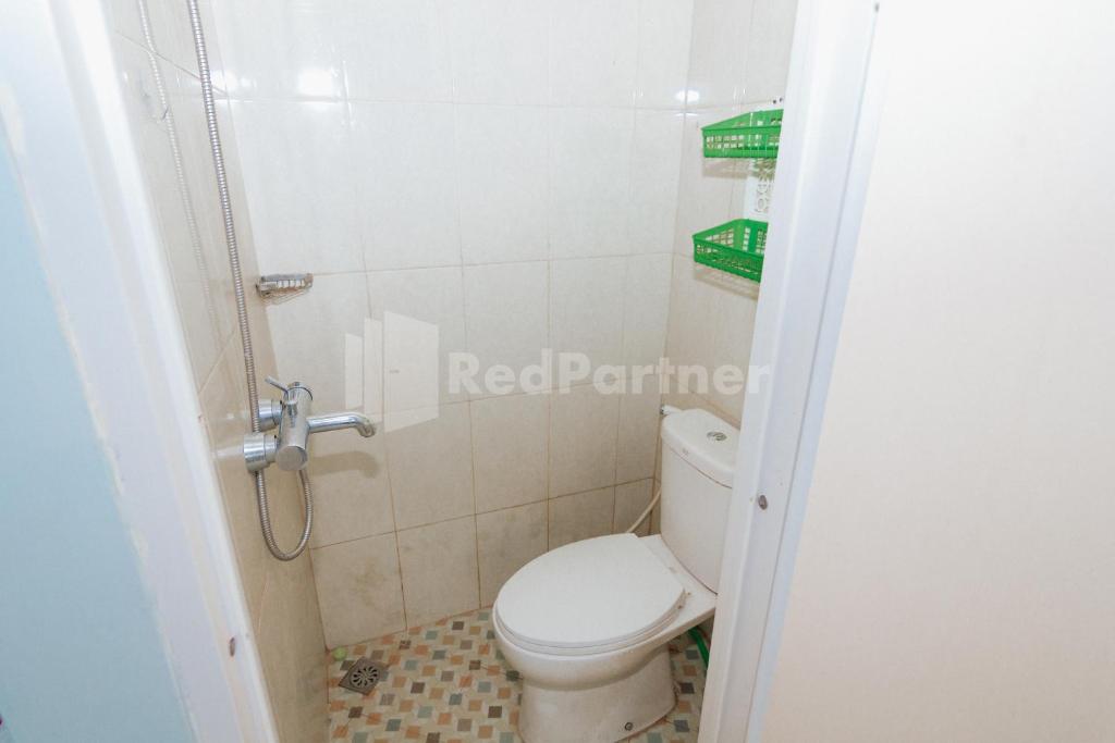 Koupelna v ubytování OYO 94494 Krekot Residence Pasar Baru COO Property
