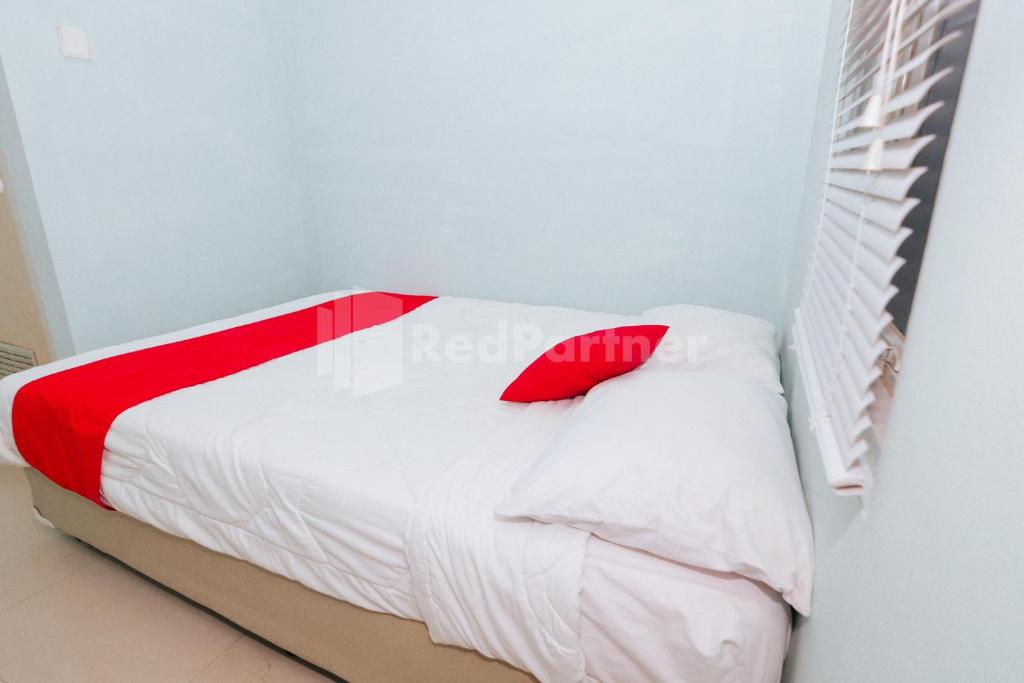 Postel nebo postele na pokoji v ubytování OYO 94494 Krekot Residence Pasar Baru COO Property