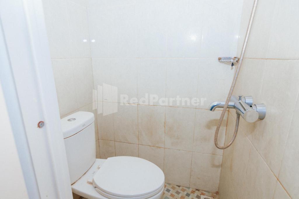 Koupelna v ubytování OYO 94494 Krekot Residence Pasar Baru COO Property
