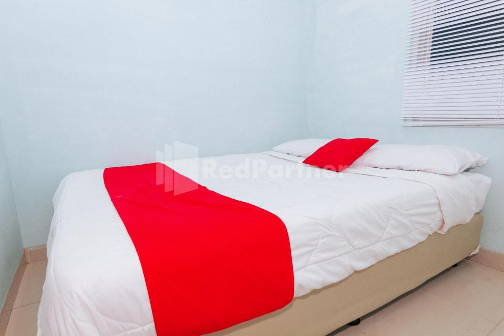 Postel nebo postele na pokoji v ubytování OYO 94494 Krekot Residence Pasar Baru COO Property